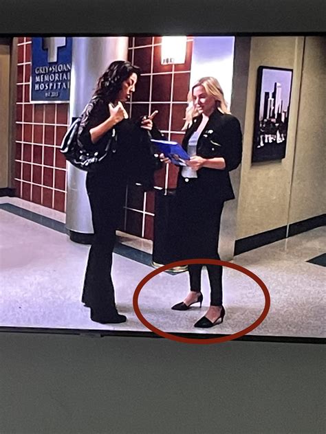 does jessica capshaw have both legs|Does the Arizona Robbins actor have a prosthetic leg。